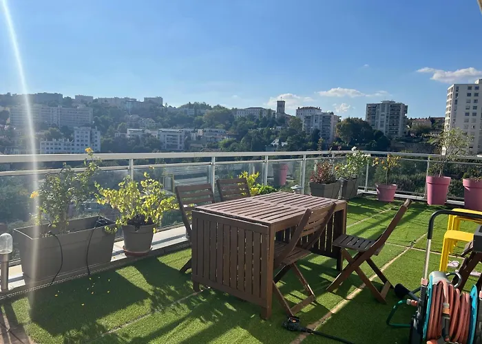 Dans Les Hauteurs De Proche Fourviere Chez L Lyon
